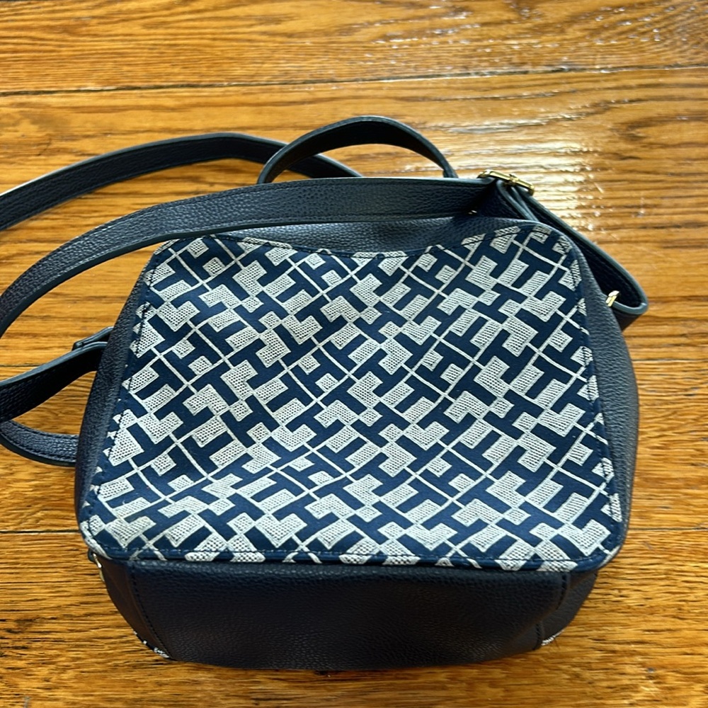 Tommy Hilfiger navy blue crossbody purse.  Zip close. Great condition. - Picture 7 of 11